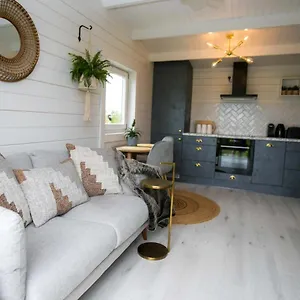 Chalet The Paddocks - Stylish, Cozy & Private, Killarney
